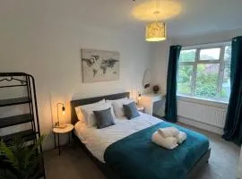 Cosy 2 Bed Maisonette near Heathrow & Windsor