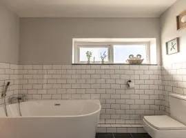 EASTCOTE FARM - Spacious 5-Bed Home with Views, Garden & Playroom