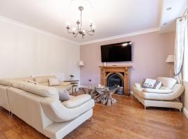 EASTCOTE FARM - Spacious 5-Bed Home with Views, Garden & Playroom, Hotel in Silloth
