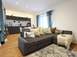 Little Gem in the Forest of Dean! Hot tub, Private garden, Dog Friendly, Smart TVs and Beautiful Historic Village Location!