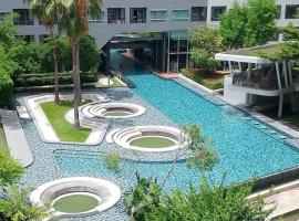 Pool View Cozy 1BR Great Value Stay near BTS, hotel en Amphoe Phra Khanong
