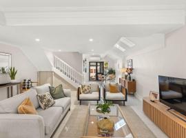 Beautiful Terrace Home with Courtyard, hotel in Newcastle