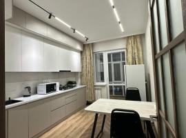 1 комнатная квартира в центре Конаева、カプチャゲイのアパートメント