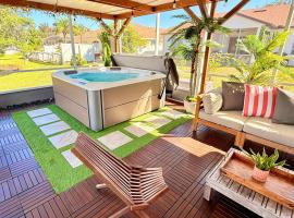 Spacious 5BR Private Home, Private Pool & Salt Water Spa, Minutes from Beaches, hotel in Bradenton