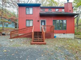 Fire Pit and Gas Grill Charming Poconos Abode!, hotel di Bushkill