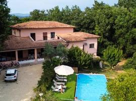 Villa with Garden near Rome for Groups & Families, hotel v destinaci Orte
