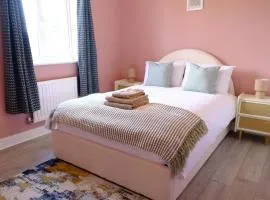 Haydon Stays Swindon 5bed Sleeps 9