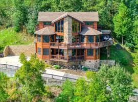 90 Seconds to Downtown MtnCity Views5 King Ensuites!Hot Tub10 BedsGas GrillPoolArcade Game
