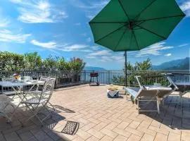 Casa con terrazza panoramica sul lago Maggiore