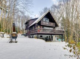 Pet-Friendly Home with Deck 4 Mi to Jay Peak Resort, vil&middot;la a Montgomery Center