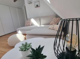 Lichtdurchflutete Dachgeschosswohnung mit Charme、Goldenstedtのホテル
