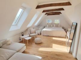 Lichtdurchflutete Dachgeschosswohnung mit Charme, hotel in Goldenstedt