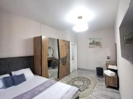 Стильная студия в центре с кухней, hotel i Bukhara