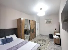 Стильная студия в центре с кухней