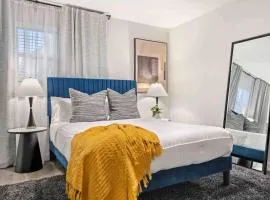 Steps away from Downtown Restaurants and Bars - King Bed