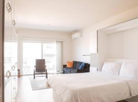 East Side Studio Apt - Near Brady St and Fiserv with Balcony, hotell i Milwaukee