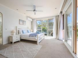 Peaceful Bushland Retreat with Treetop Hills Views, hotel in Wonga Park