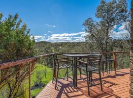 Tranquil Cottage with Valley and Hills Views, hotel in Wonga Park