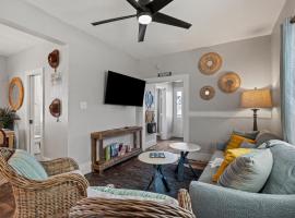 Coastal Escape, Steps to Beach, Fire Pit, hotel in Galveston