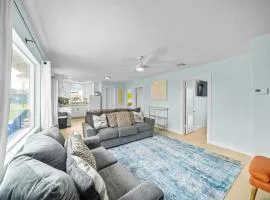 Classic, Cozy Bungalow With Large Deck Near Beach