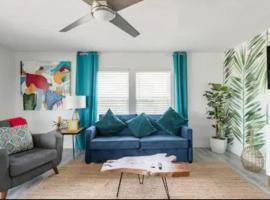 Beach House with Huge Deck and Great Views, hotel di Galveston