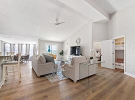 Lakefront home with Pool, Game Room and Dock, hotel i Blanchard