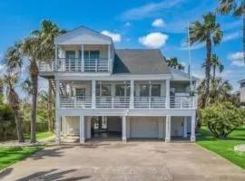 Texas vacation home with huge yard and pool, close to beach