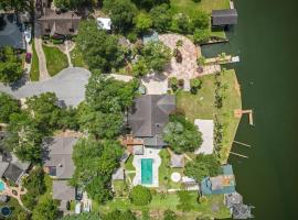 Waterfront oasis with private pool, game room, fire pit and volleyball court, hotel i Dickinson