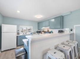 Cozy beach bungalow close to ocean with large yard, bungalow a Galveston