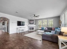 Perfect Seabrook retreat just minutes from the bay with fire pit and Cowyboy soaking pool