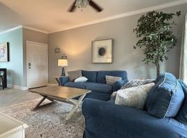 Modern condo right across from beach and pool, Hotel in Galveston