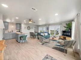 Cozy Beach Home, Short Walk to Water and Fishing Spots