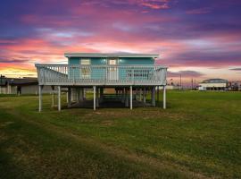 Viesnīca Beach Bungalow with Gorgeous Deck, Close to Beach pilsētā Sērfsaida