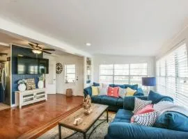 Beach bungalow with multiple decks, only 3-4 blocks from the beach