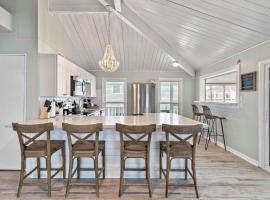 Viesnīca Canal Front Bungalow with Screened Patio and Kayaks pilsētā Galvestona