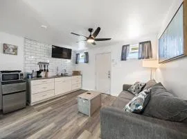 Studio apartment across the street from the beach, near The Strand