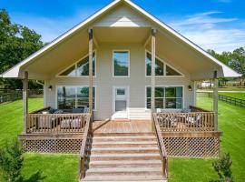 Lakefront home with huge yard and picturesque front porch, hotel i Blanchard