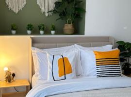 Luxury 2 Bedroom Apartment with Full Seaview's, hotel in Worthing