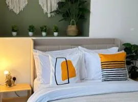Luxury 2 Bedroom Apartment with Full Seaview's