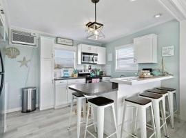 Coastal bungalow with huge yard, comfy deck and close to beach, bangal&ocirc; em Galveston