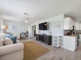 Cozy and charming getaway with deck, close to beach, Hotel in Crystal Beach