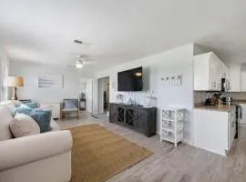 Cozy and charming getaway with deck, close to beach