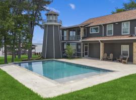 Huge lakefront retreat with private pier, pool, game room and outdoor fire pit, Hotel in Onalaska