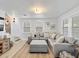 Cute bungalow with massive deck and fire pit, walk to Kemah Boardwalk