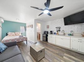 Studio condo near downtown and cruise terminal, across from the Seawall, khách sạn ở Galveston