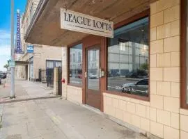 Stylish, historic loft in Downtown Galveston, 3 blocks to The Strand