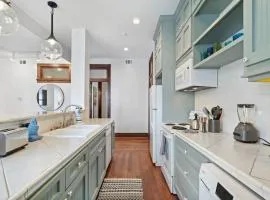 Historic, chic loft 3 blocks from The Strand in downtown Galveston