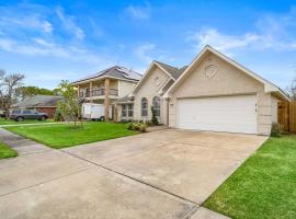 Pool Paradise in Kemah next to Cien Park and minutes from fun at the Kemah Boardwalk, hotel v destinaci Kemah