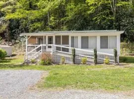 Streams & Dreams - Hidden River Gem, Mountain Views, Fishing, and Hiking!