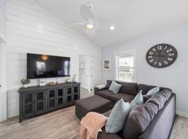 Beach bungalow with large, wrap-around deck, close to beach، فندق في جالفيستون